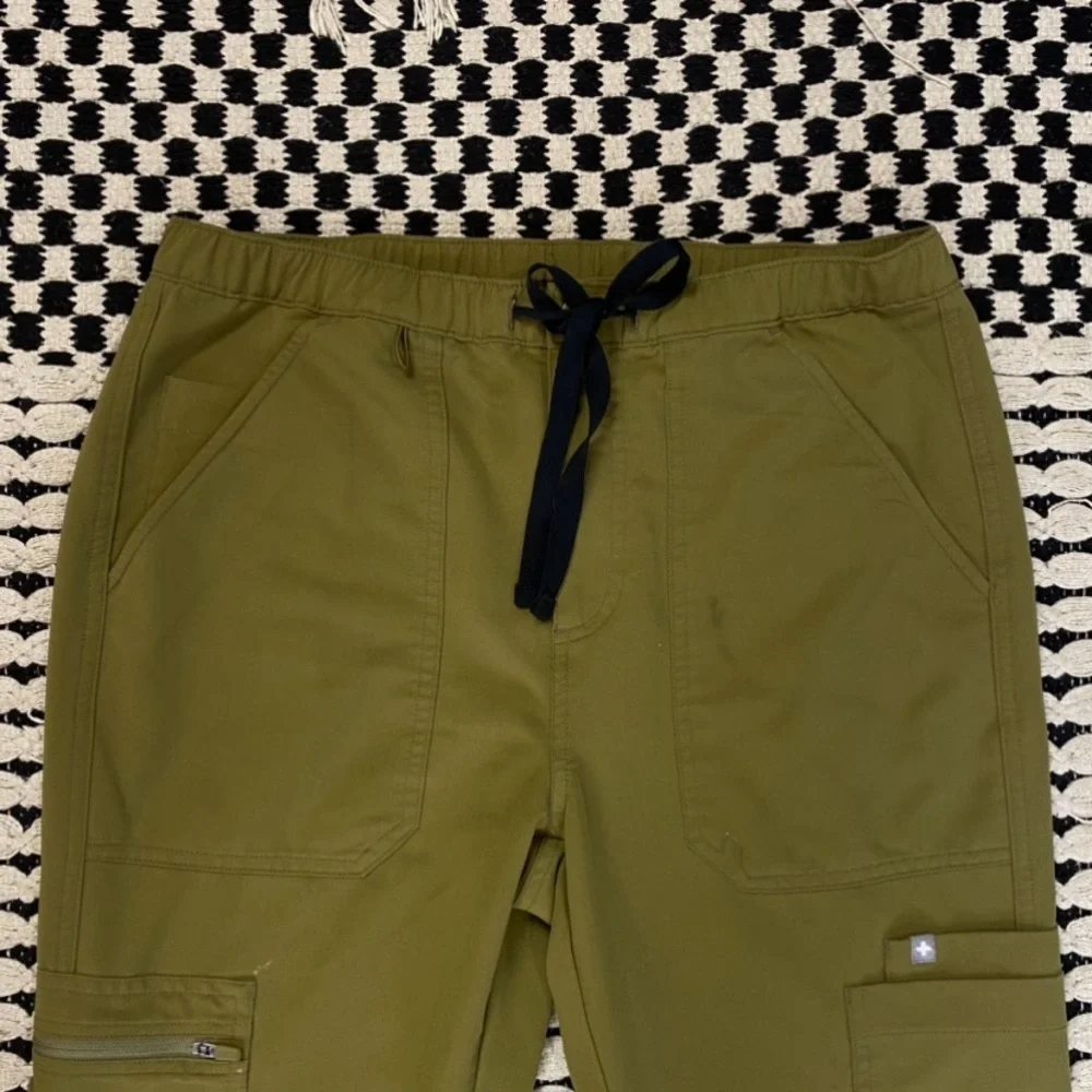FIGS Cario cargo Scrub bottoms in Olive Green - Mens size ST Small Tall
